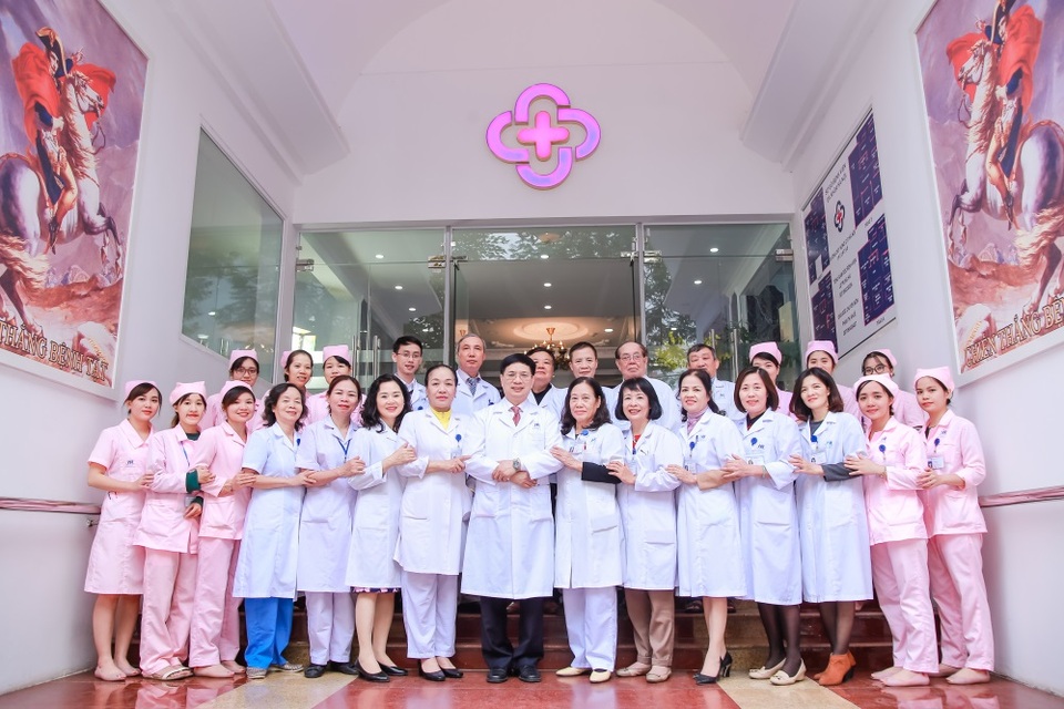 GS.TS Lê Trung Hải: "Nghề thầy thuốc là nghề phải học cả đời" - 2 GS. TS. Lê Trung Hải cùng đội ngũ y bác sĩ của Bệnh viện Đa khoa Hà Nội