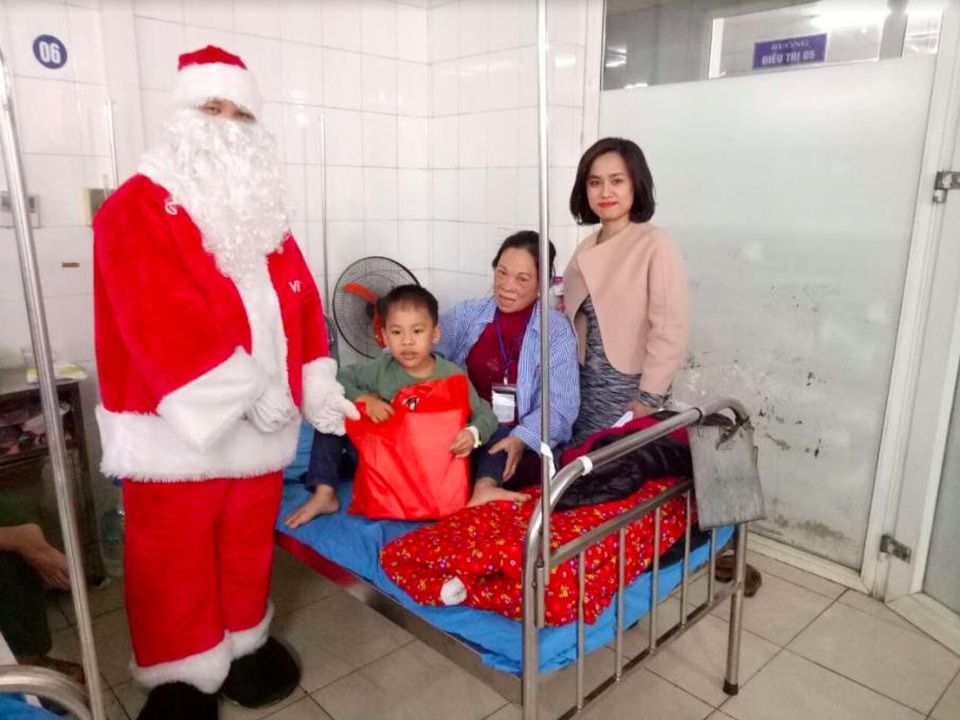 Hạnh phúc là được cho đi.... - 4 Ông già Noel của Vincom Plaza Tuyên Quang đến thăm các em nhỏ có hoàn cảnh khó khăn đang điều trị tại Khoa Nhi, Bệnh viện đa khoa Tuyên Quang và Trung Tâm Phục Hồi Chức Năng cho trẻ khuyết tật Hương Sen