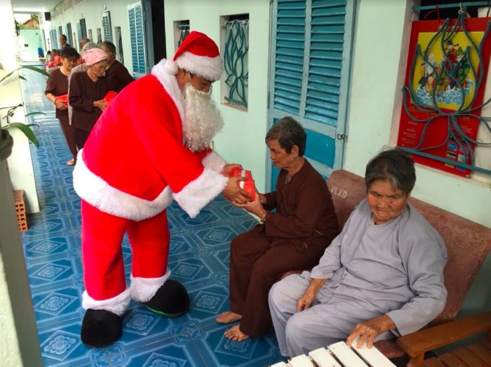 Hạnh phúc là được cho đi.... - 5 Tại Trà Vinh, ông già Noel Vincom đã đến thăm và tặng quà cho người bị chất độc màu da cam có hoàn cảnh khó khăn, chia sẻ sự quan tâm và cầu chúc mọi người có một mùa Giáng Sinh thật ấm áp và nhiều niềm vui sống.