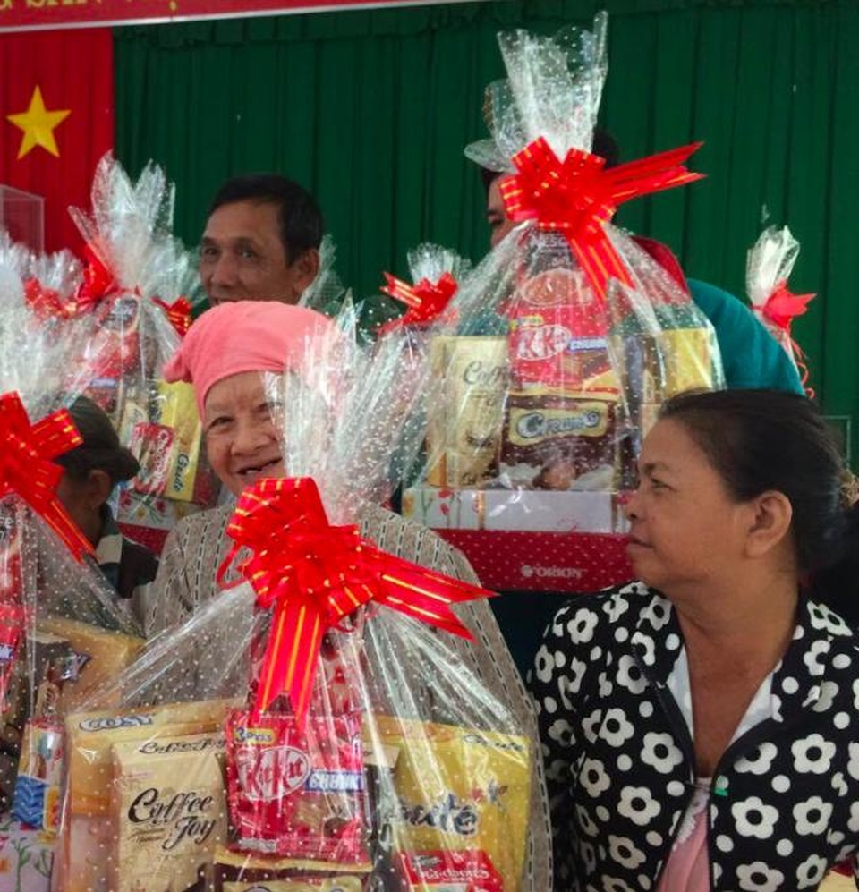 Hạnh phúc là được cho đi.... - 6 Những nụ cười rạng rỡ khi nhận được những tình cảm sẻ chia chân thành từ các khách hàng của những người cao tuổi tại Kiên Giang vốn còn gặp nhiều khó khăn, vất vả trong cuộc sống...