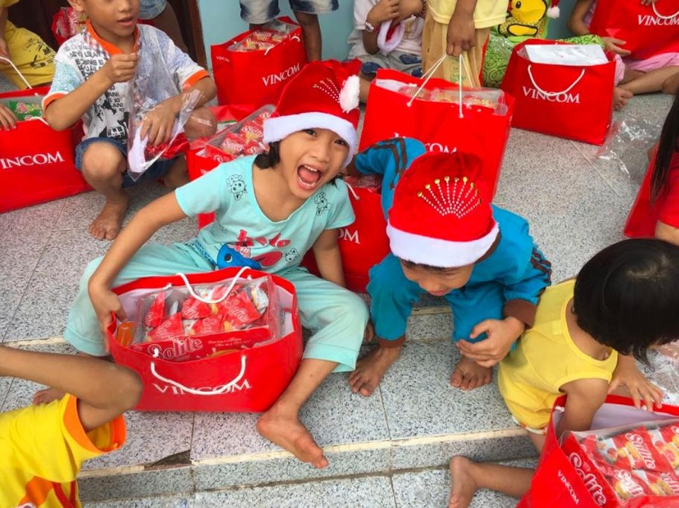 Hạnh phúc là được cho đi.... - 8 Niềm vui rạng rỡ trên gương mặt các thiên thần nhỏ tại cơ sở nuôi trẻ mồ côi Chùa Long Phước, Bạc Liêu chính là điều kỳ diệu của sự quan tâm và chia sẻ.