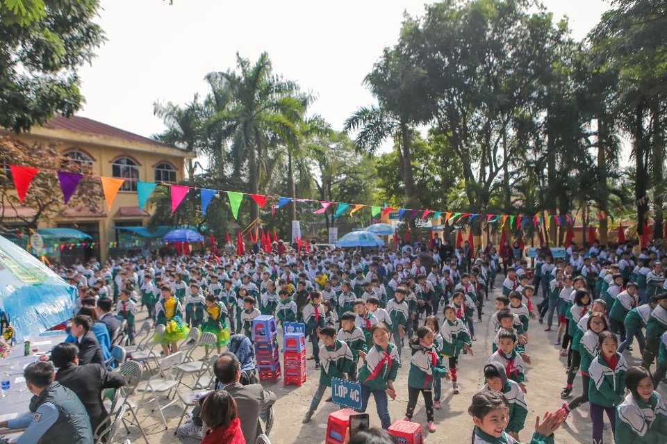 Lễ tổng kết hành trình “Mizuiku – Em yêu nước sạch” năm 2017 - 1 Các em học sinh tại trường tiểu học Nam Sơn 2, Xã Nam Sơn, Tỉnh Bắc Ninh cùng tham gia đồng diễn “Điệu nhảy rửa tay” - một hoạt động vui nhộn trong các lớp học tiết kiệm và bảo vệ nước sạch nằm trong chương trình “Mizuiku – Em yêu nước sạch”