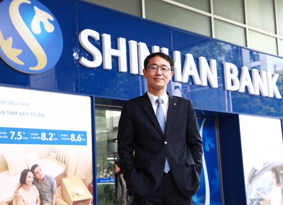 CEO Ngân hàng Shinhan: "Chúng tôi cam kết gia tăng tối đa  lợi ích tài chính cho khách hàng" - 2 Ông Shin Dong Min - CEO Ngân hàng Shinhan cho biết ngày 18/12, đơn vị này chính thức đảm nhận mảng bán lẻ của ANZ tại Việt Nam.