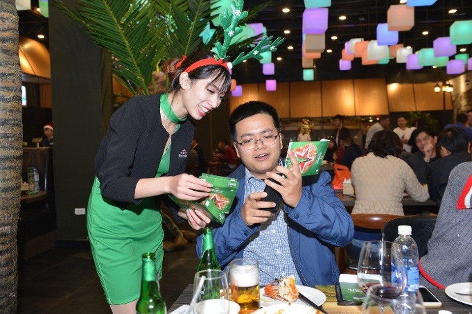 Mùa lễ hội và câu chuyện "uống có trách nhiệm" - 3 “Họ là những đơn vị liên quan trực tiếp đến lợi ích của việc kinh doanh rượu bia nhưng vẫn chủ động thực hiện tuyên truyền, thậm chí gửi đi những thông điệp rất mạnh mẽ về việc thưởng thức rượu bia có trách nhiệm”, ông Khuất Việt Hùng đánh giá.