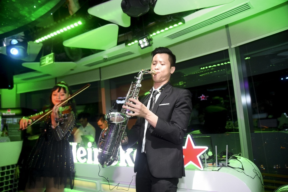 Tưng bừng không khí đón năm mới tại "The World of Heineken" - 4 Tiết mục biểu diễn kết hợp giữa DJ Hiwatts, nghệ sỹ Saxophone Lê Thi và nghệ sỹ violin Giang Anh