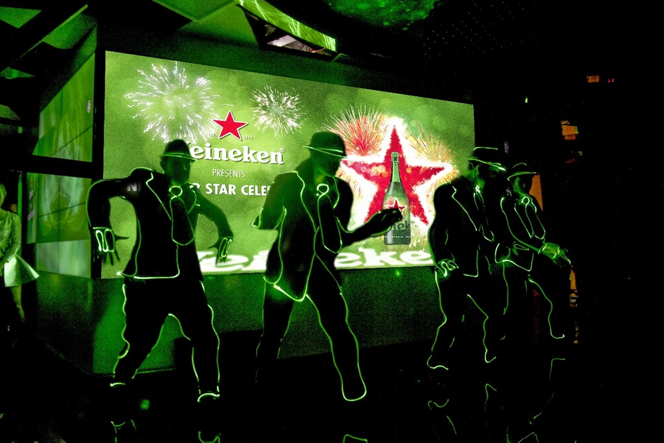 Tưng bừng không khí đón năm mới tại "The World of Heineken" - 6 Màn trình diễn Flashmob kết hợp cùng ánh sáng laser khiến giây phút đếm ngược thêm phần bùng cháy.