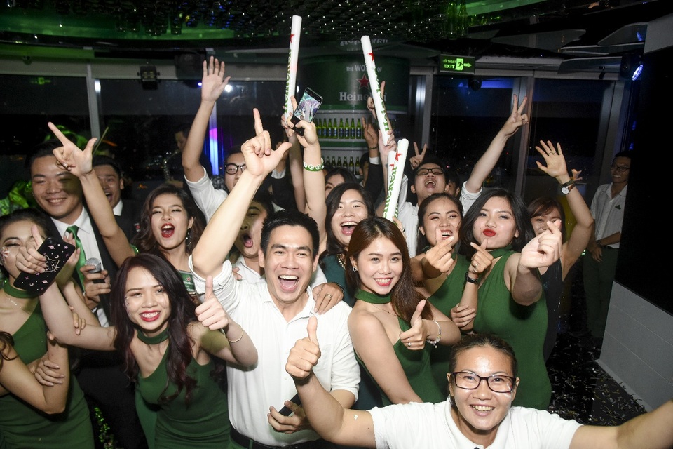 Tưng bừng không khí đón năm mới tại "The World of Heineken" - 8 Nhân viên “The World of Heineken” chúc người hâm mộ vị bia nổi tiếng một năm mới 2018 với nhiều thành công và hạnh phúc