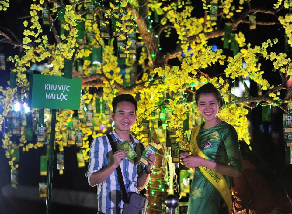 Thay người xa xứ gửi tình miền Trung - 4 Những món quà may mắn trước thềm năm mới mang đến niềm vui cho cả người trao và người nhận.