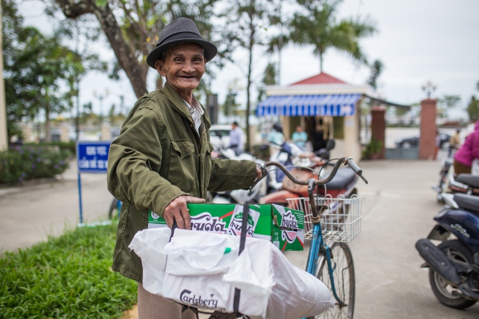 Nụ cười vui tươi của người dân khi nhận những phần quà nghĩa tình từ chương trình “Huda – Thay mặt gửi tình miền Trung”.