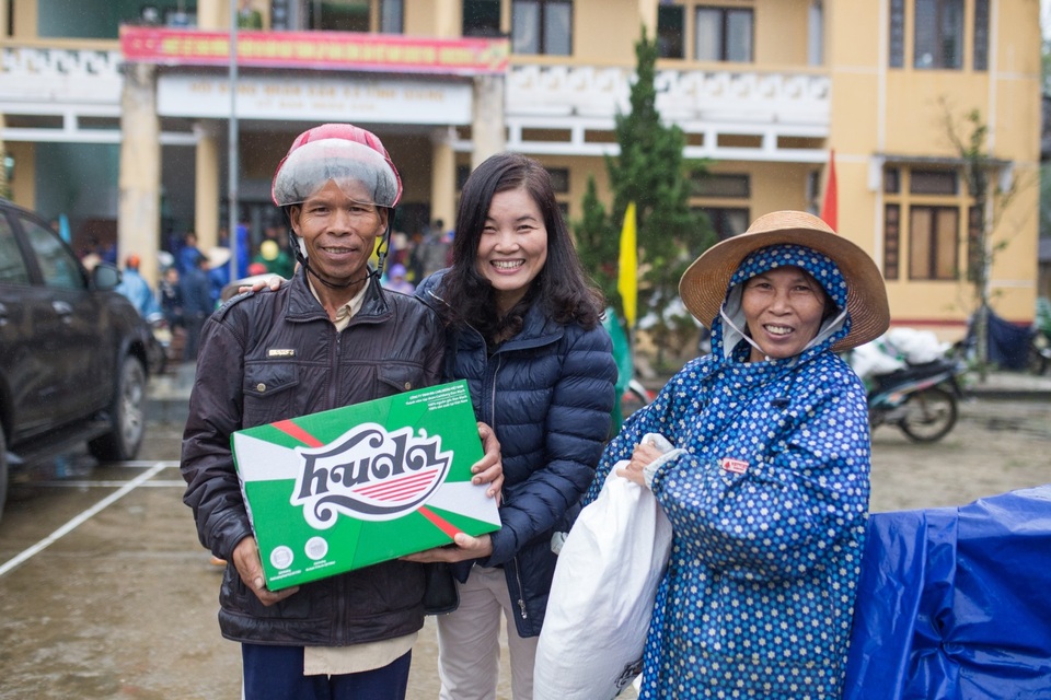 Dù mưa rét, nhưng các anh chị em trong đoàn thiện nguyện của Huda và báo CAND đều vui mừng khi được mang niềm vui Tết đến đồng bào khó khăn tại miền Trung.