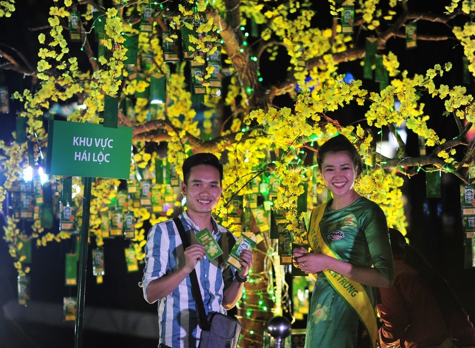 Sự thấu hiểu từ ba thập kỷ gắn kết - 4 Niềm vui hân hoan của những người “hái lộc” khi nhận được những món quà đầy ắp yêu thương.