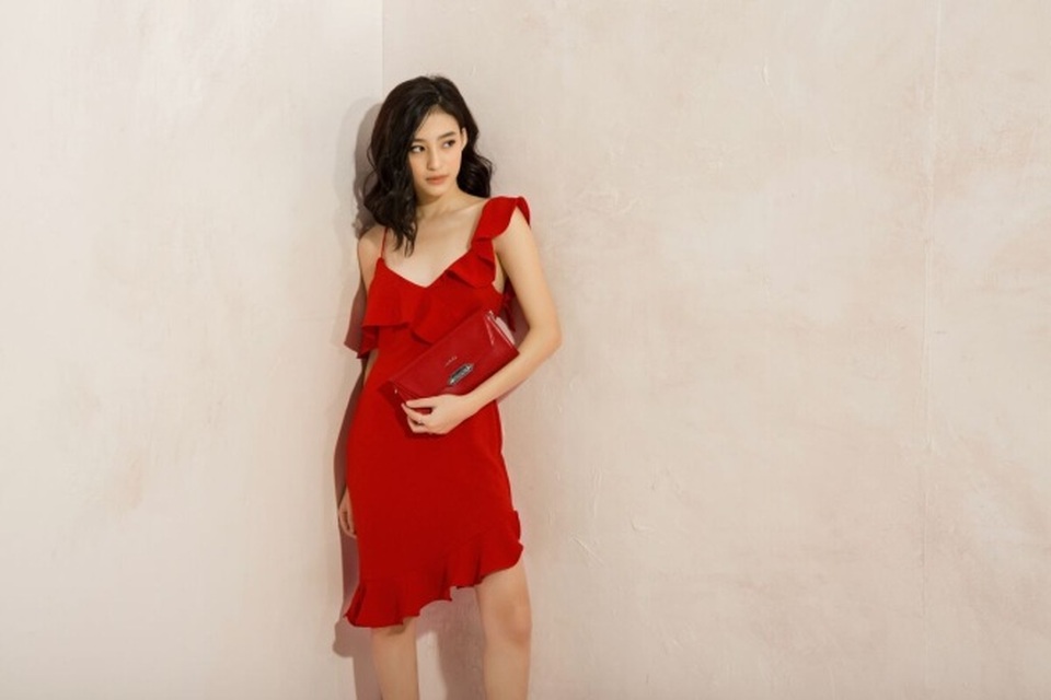 Màu sắc rực rỡ luôn được tận dụng triệt để nhằm tạo nên những item thú vị. Hãy áp dụng công thức ton-sur-ton với chiếc váy đỏ và chiếc túi xách cũng đỏ không kém của Juno để mình thêm phần cuốn hút, xinh đẹp.