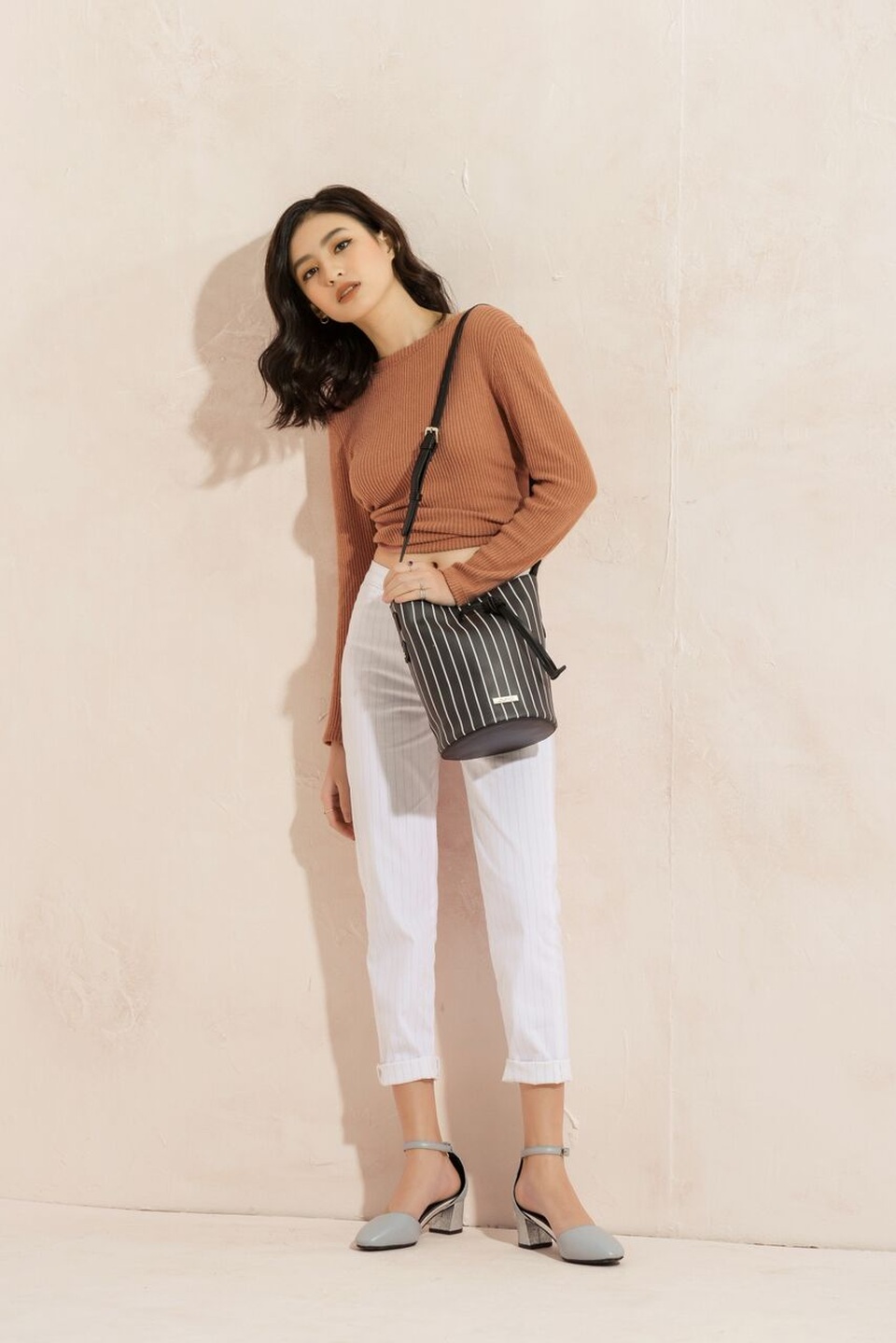 Không cần quá cầu kì, áo thun và quần jean trắng vẫn đủ sức toả sáng nếu có sự góp mặt của đôi giày pastel trơn đế thấp này.