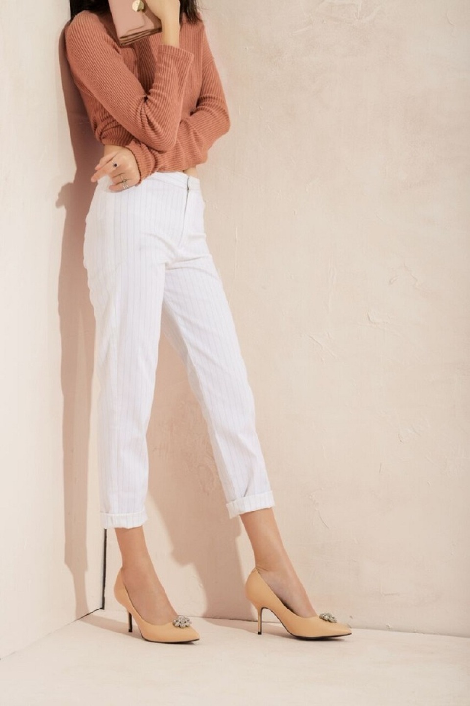 Juno cũng không quên dành những đôi giày cao gót tông màu pastel có đính kết đá khéo léo cho những cô nàng yêu thích phong cách dịu dàng, nữ tính.