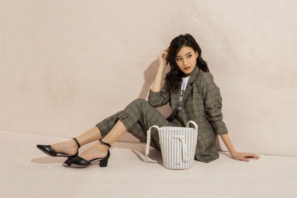 Juno khéo léo mang những mẫu giày đơn giản để tạo nên sự thời thượng. Một bộ blazer sọc ca rô với áo thun in chữ bên trong sẽ là màn kết hợp thú vị với mẫu giày này.