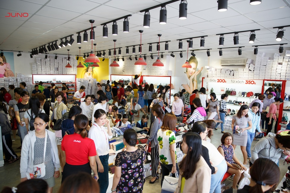 Sale khủng “giày chống ế” gây xôn xao cộng đồng mạng - 4 Các chương trình của Big Sale luôn thu hút sự quan tâm mua sắm của khách hàng.