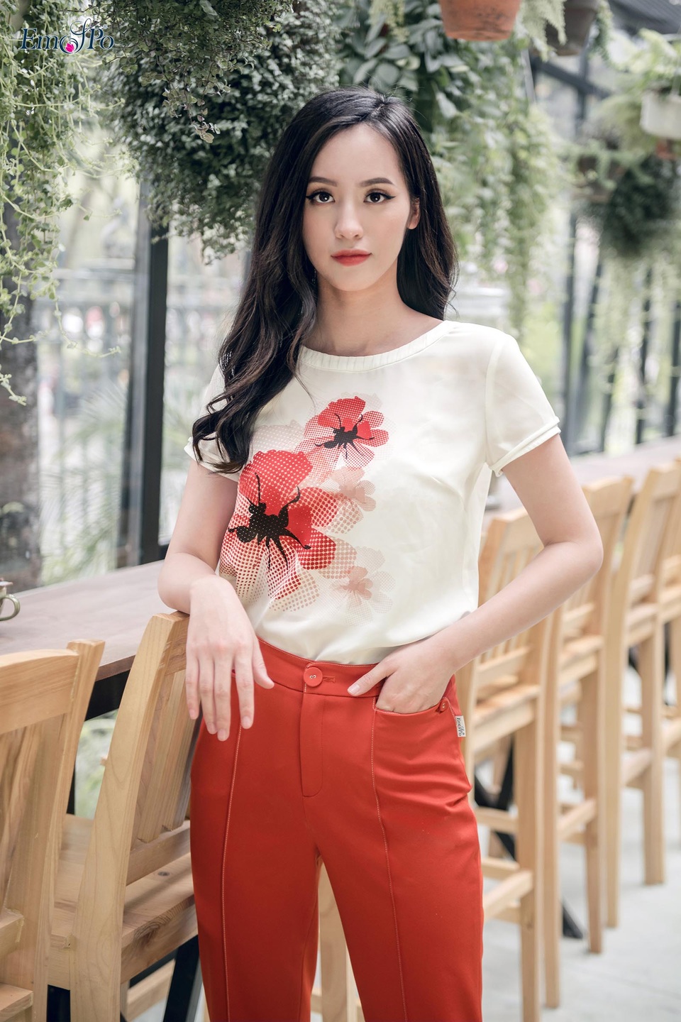 Mang phong cách phóng khoáng nhẹ nhàng, những mẫu thiết kế Orchid Flower tạo nên sự mới mẻ cho mùa thời trang Hè 2018. Hình ảnh những bông hoa Lan dịu dàng, thanh khiết là điểm nhấn xuyên suốt BST khiến cho người xem liên tưởng đến hình ảnh của những người phụ nữ trẻ trung, thanh lịch và tinh tế.