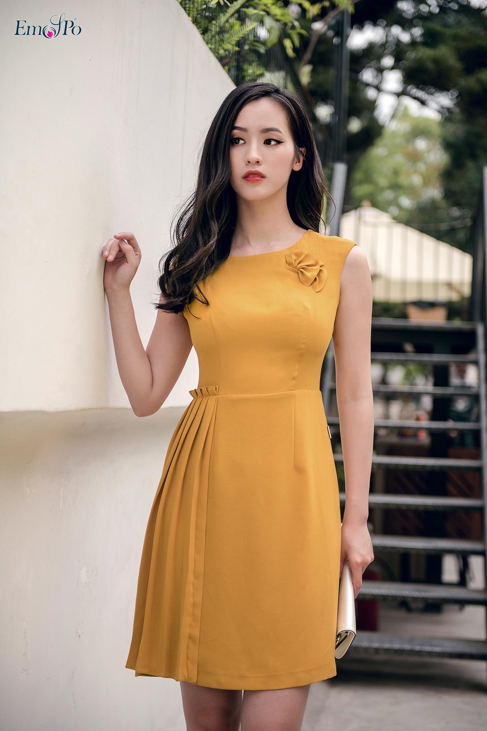 Chỉ cần một bộ váy với gam màu nhã nhặn, một vài nếp xếp ly và cắt xẻ tinh tế là thần thái của bạn đã tỏa sáng khi diện các thiết kế Orchid Flower.