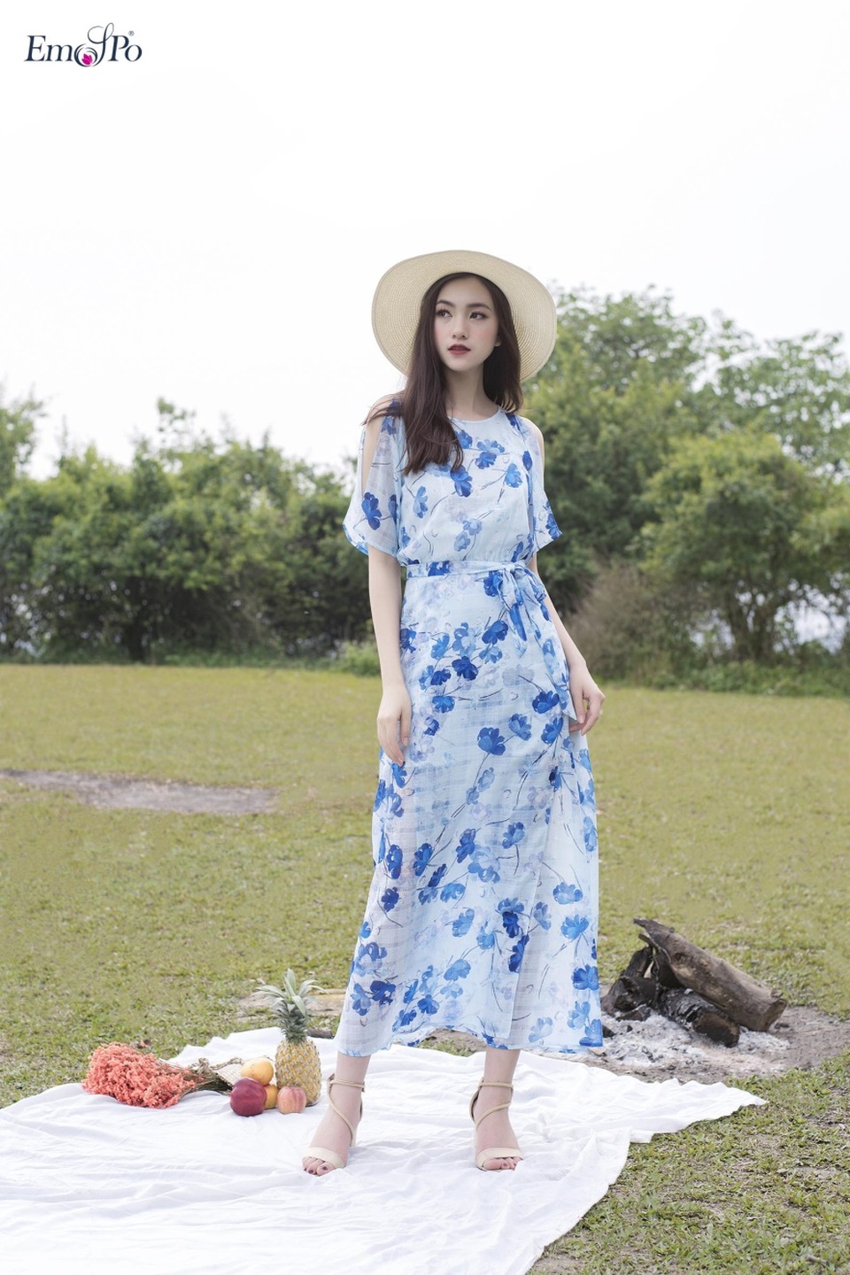 EMSPO ra mắt bộ sưu tập “Boho Dream” - chất thơ của những cô nàng hiện đại - 4 Thay vì những bông hoa cỡ đại hay bé li ti của mùa cũ, Emspo mang tới một lối xử lý mới mẻ trong chất liệu và màu sắc qua họa tiết những bông hoa xuân sống động trên nền vải cao cấp mỏng nhẹ, dịu mát của mùa thời trang Hè.