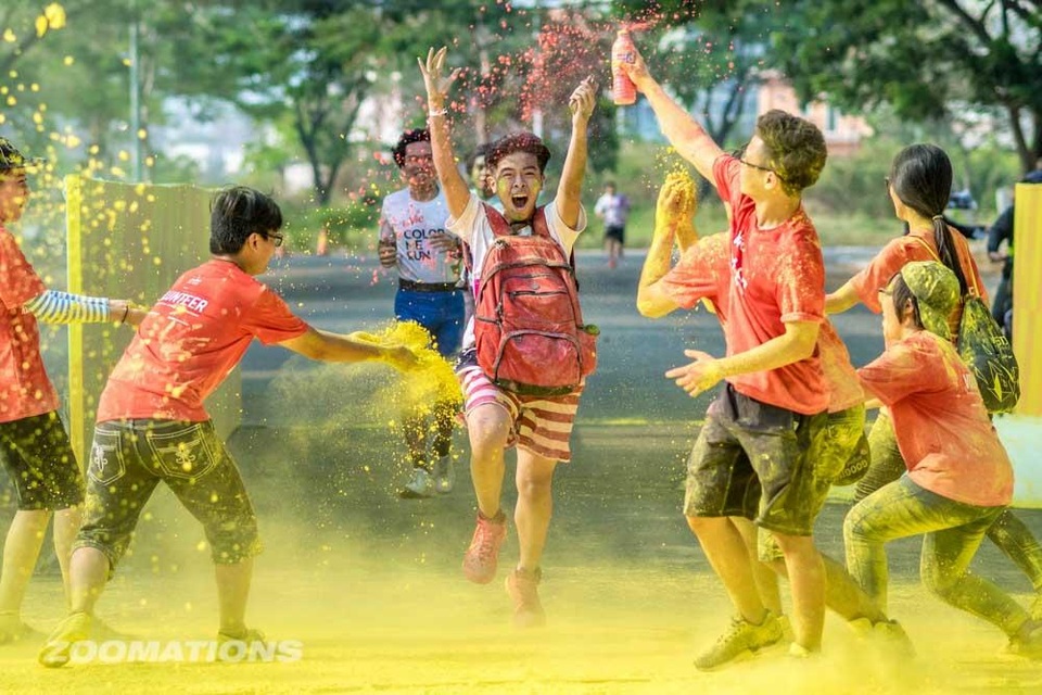 Hết lễ? Lo gì vì sắp đến Color Me Run rồi! - 6 Không chỉ là màu sắc, âm nhạc, hàng nghìn người tham dự còn có thể trải nghiệm không gian lễ hội biến đổi xuyên suốt đường chạy. Nếu như bạn lo ngại mình chưa chạy bộ bao giờ thì đừng lo nha, nước khoáng thiên nhiên La Vie và Family Medical Practice sẽ sẵn sàng hỗ trợ bạn bất kỳ đâu trên đường chạy.