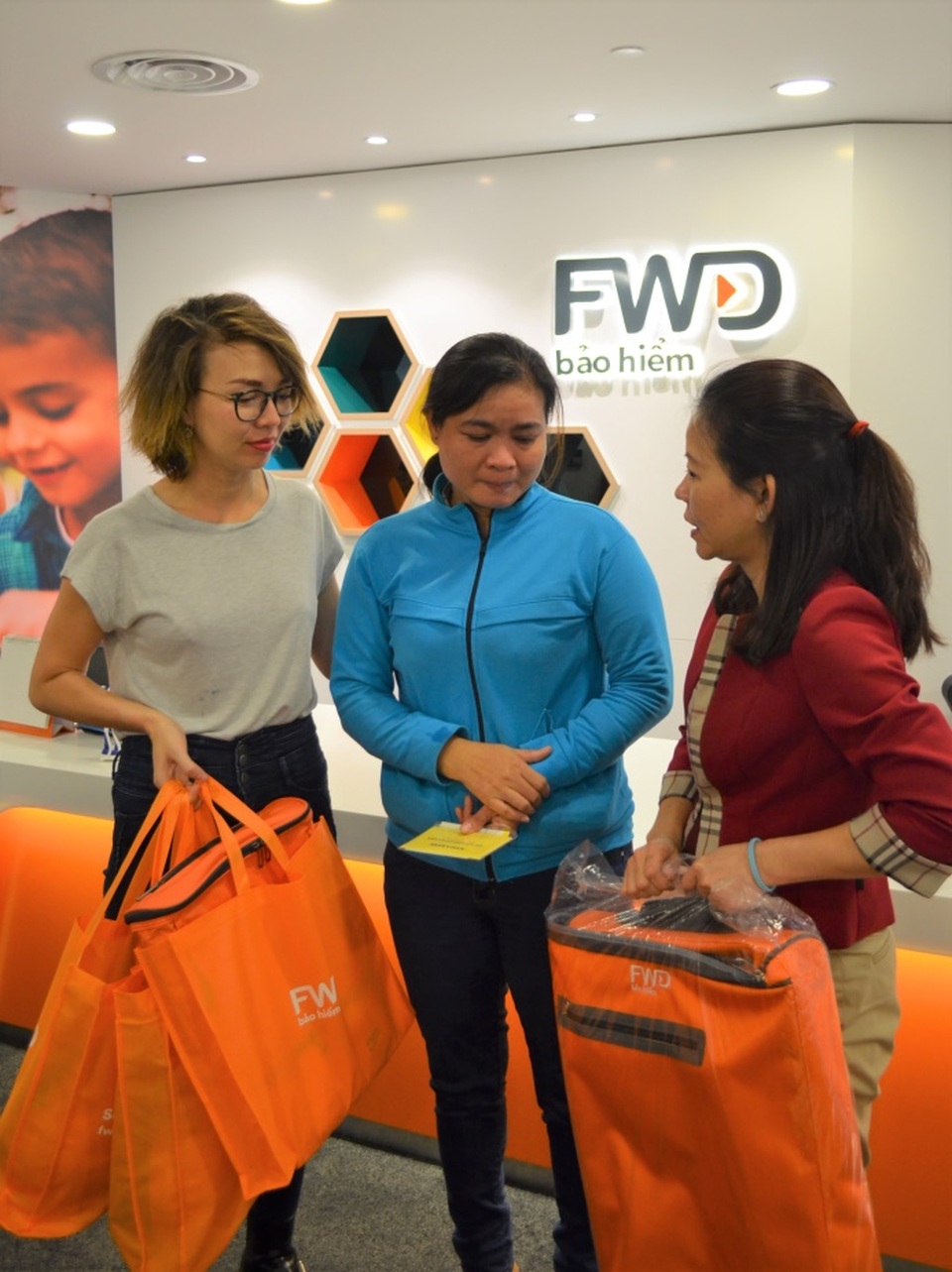 “Cuộc chiến” vượt 42 km ở Bắc Cực của Tăng Nguyệt Minh - 3 Tăng Nguyệt Minh cùng đại diện FWD tặng quà, sổ tiết kiệm và trao hợp đồng bảo hiểm cho mẹ con chị Pha - vợ của anh bảo vệ Trần Văn An đã hy sinh trong vụ cháy chung cư Carina.