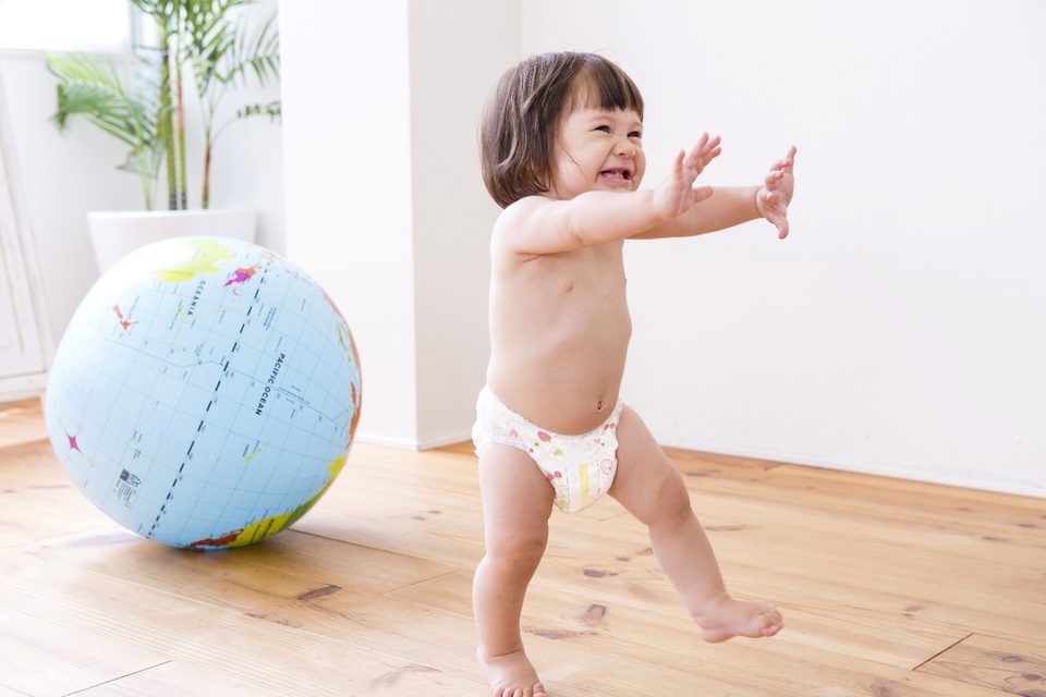 Mặc tã quần cho bé đúng cách có khó không? - 2 Tã quần với vách chống trào thông minh cùng thun chân 6 sợi linh hoạt sẽ cho bé thoải mái khám phá