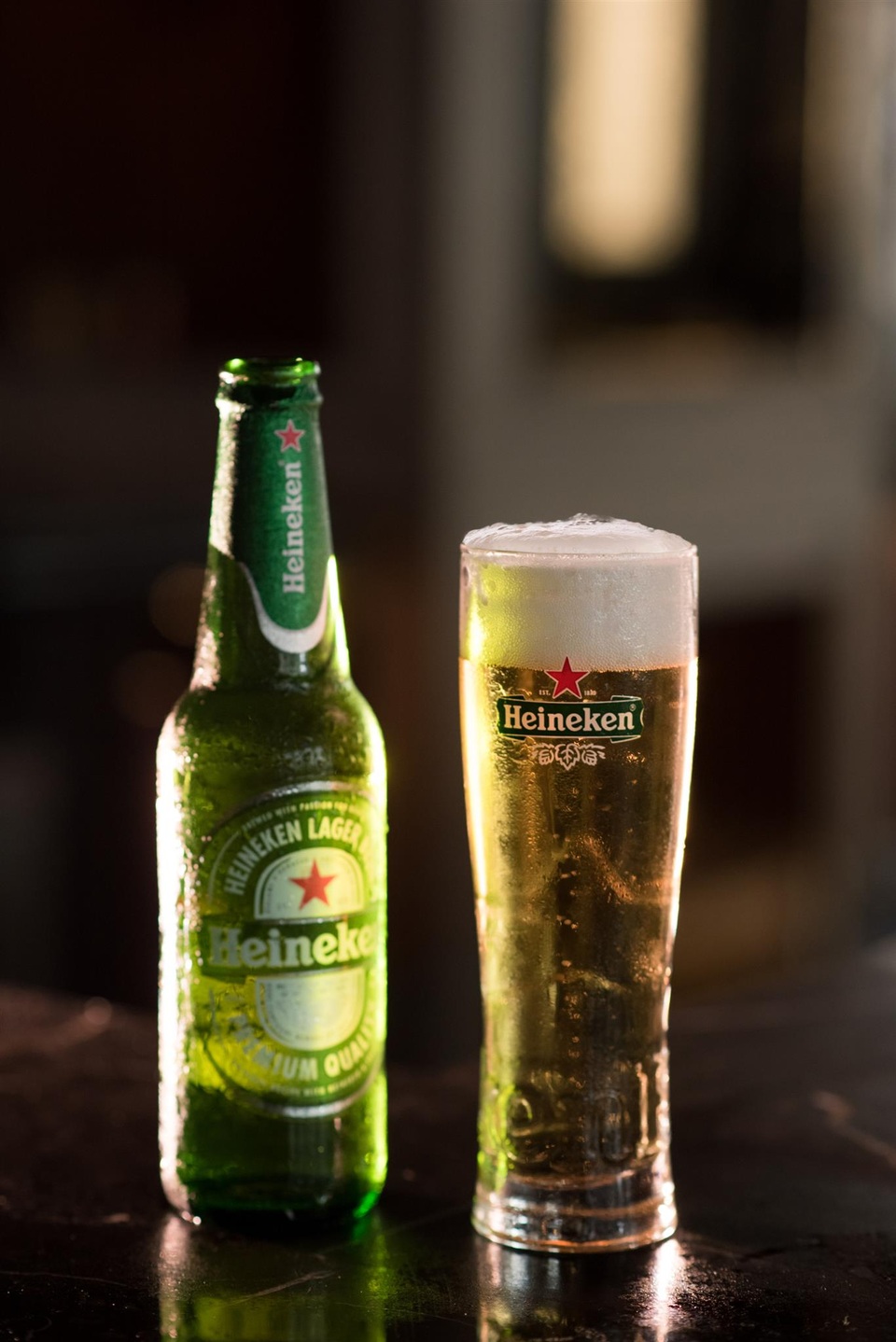 Heineken: Hương vị bia thượng hạng được gìn giữ hàng thế kỷ - 2 Sư kết hợp hoàn hảo giữa đại mạch tự nhiên, nước tinh khiết, hoa bia và men A-Yeast® đã tạo nên hương vị tinh tế cho từng ly bia Heineken