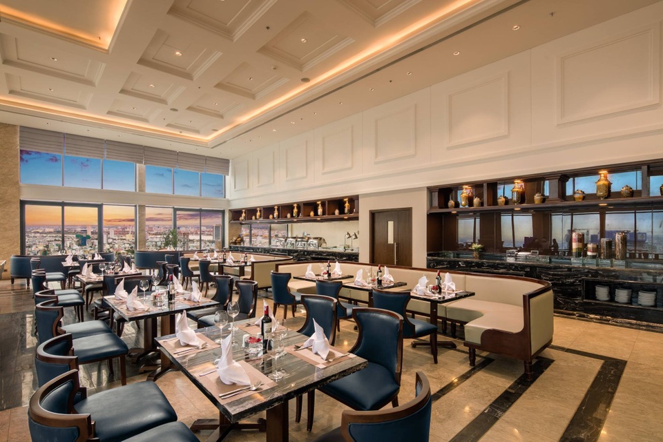 Bữa sáng buffet cực “chất” cho kỳ nghỉ tại Đà Nẵng - 2 Không gian nhà hàng Altitude đầy sang trọng và có view đẹp hiếm có