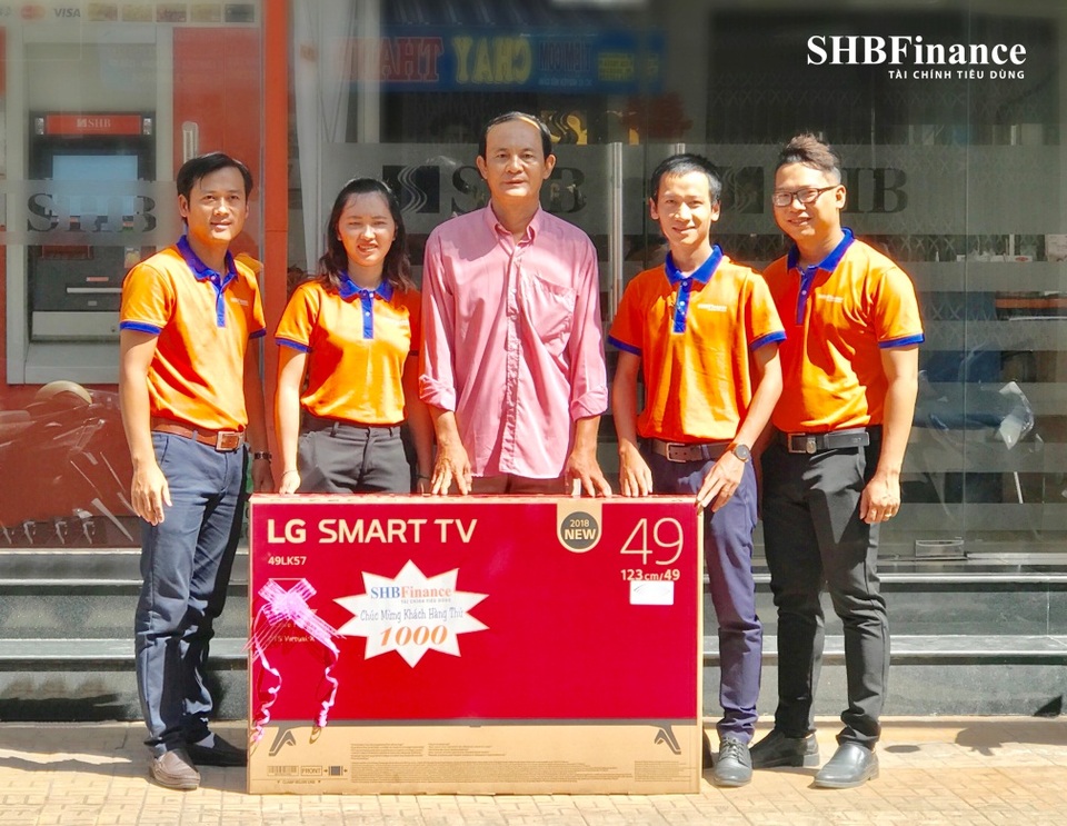 SHB Finance đạt trên 1.000 khoản vay trong tháng đầu ra mắt dịch vụ - 1 Đại diện Công ty tài chính SHB trao quà tặng cho Khách hàng may mắn của Chương trình “Vay nhanh nhận quà, 1.000 may mắn”.