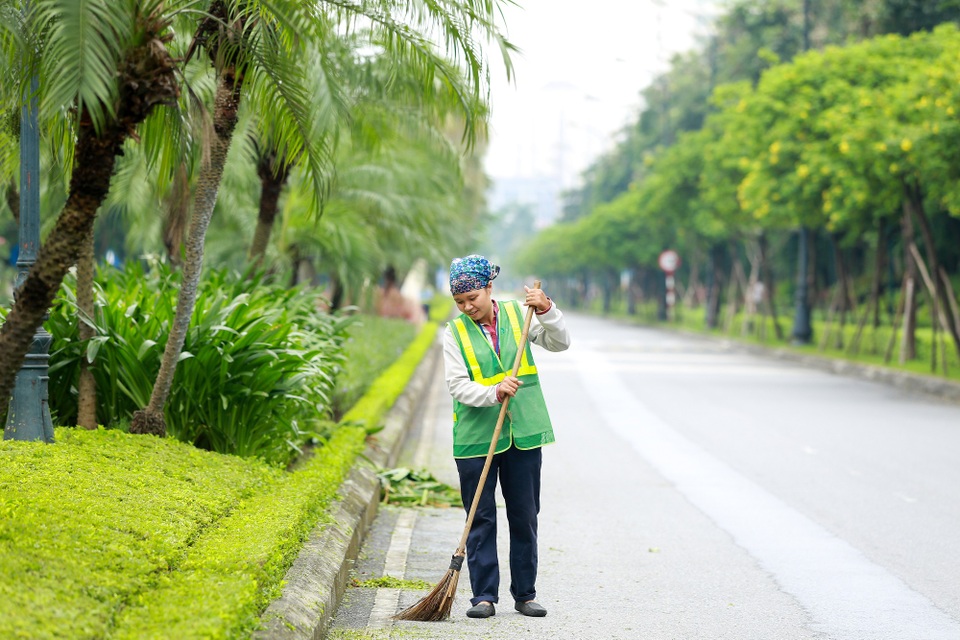 Có gì đặc biệt trong khâu vận hành Khu đô thị quốc tế đầu tiên tại Hà Nội? - 2 Những cung đường xanh sạch đẹp nhờ vào bàn tay chăm sóc tỉ mỉ của đội cảnh quan