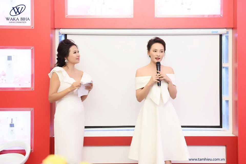 Bảo Thanh và Thanh Hương gây chú ý tại sự kiện trải nghiệm Waka Biha - 3 Bảo Thanh giao lưu cùng khách mời và chia sẻ về bí quyết làm đẹp tại Sự kiện trải nghiệm Bộ sản phẩm dưỡng trắng da Waka Biha