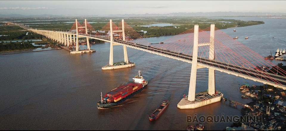 Cơ hội bứt phá ngoạn mục cho đầu tư nghỉ dưỡng tại Hạ Long - 1 Rút ngắn thời gian di chuyển từ Hà Nội xuống chỉ còn 90 phút bằng việc thông cầu Bạch Đằng, Hạ Long đang từng bước khẳng định vị thế của mình trên bản đồ BĐS nghỉ dưỡng. (Nguồn: Báo Quảng Ninh)