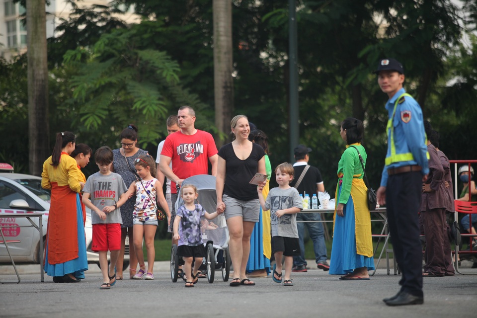 Rộn ràng lễ hội trăng rằm 2018 tại KĐT Ciputra - 3 Màu sắc Trung thu mang tới niềm vui cho cư dân mọi lứa tuổi.