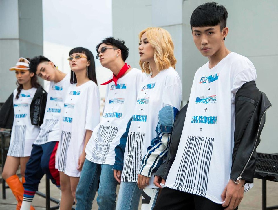 Thừa thắng xông lên, Công Trí mang các thiết kế nhãn chai vào BST dành riêng cho giới trẻ - 4 Mẫu áo thun mang thông điệp “I AM WHO I AM” ứng dụng ba mẫu họa tiết trong BST phiên bản giới hạn Aquafina x Công Trí