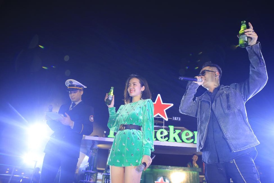 "Hành trình viễn dương" - Chuyến "ra khơi" chưa từng có của hàng nghìn khán giả Hải Phòng - 7 Không thể thiếu trong chuyến hành trình khám phá hương vị bia Heineken của hàng nghìn tín đồ Hải Phòng là “cặp bài trùng” mới của Vbiz Justatee và Phương Ly.