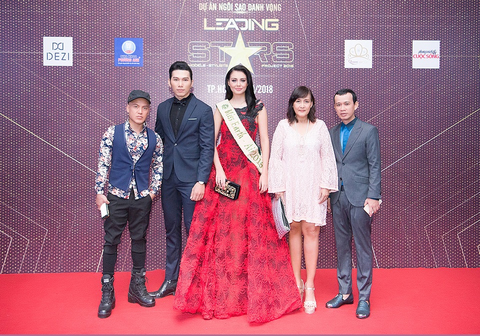 Sở hữu loạt sao nhưng “Ngôi sao danh vọng” vẫn mong chờ gương mặt mới - 5
Từ phải qua: chuyên gia đào tạo người mẫu– Phúc Nguyễn, bà Lorraine Schuck- chủ tịch cuộc thi Miss Earth, Á hậu Miss Earth 2016 Michelle Gomez, Ceo – Nam Vương Trương Ngọc Tình, Nhà Thiết Kế Cory Dũng Trần.