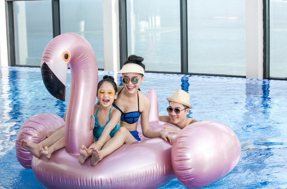 Trọn vẹn kỳ nghỉ cuối tuần cùng gia đình tại Altara Suites - 4 Bể bơi vô cực là nơi mọi thành viên gia đình có thể đắm mình trong làn nước trong vắt, thảnh thơi ngắm nhìn toàn cảnh biển trời và thành phố Đà Nẵng từ trên cao