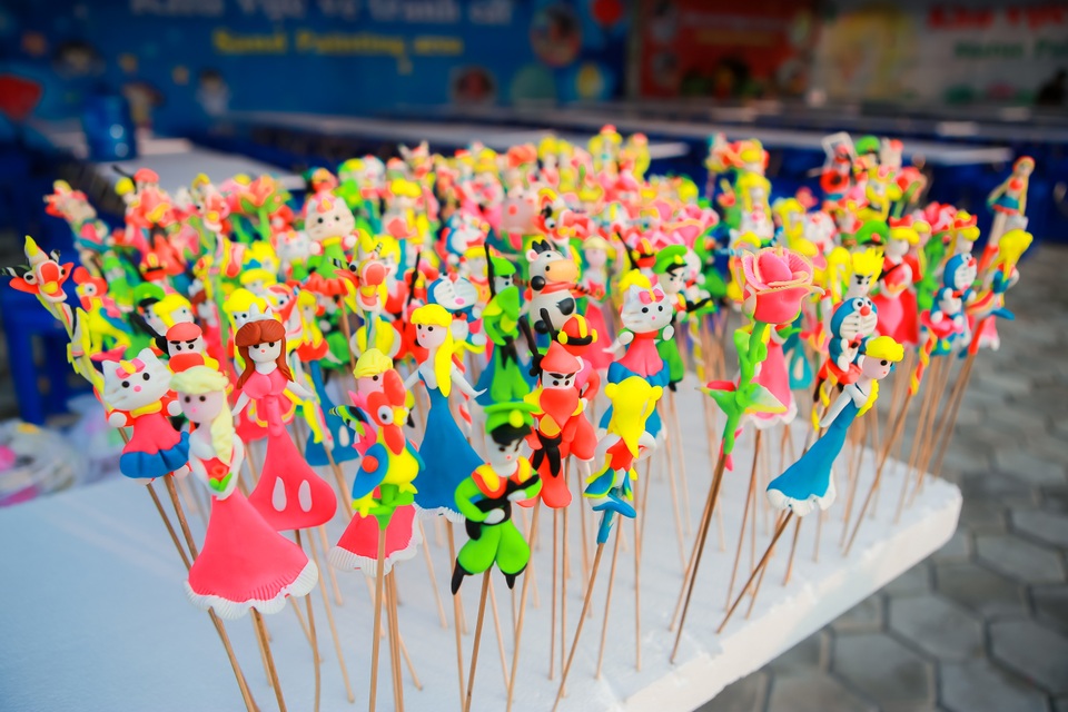 Trung thu Ciputra: Ngày hội của các cư dân “đa sắc tộc” - 2 Những trò chơi dân gian, những nhân vật cổ tích hay đồ chơi mộc mạc được tái hiện sinh động trong đêm hội.