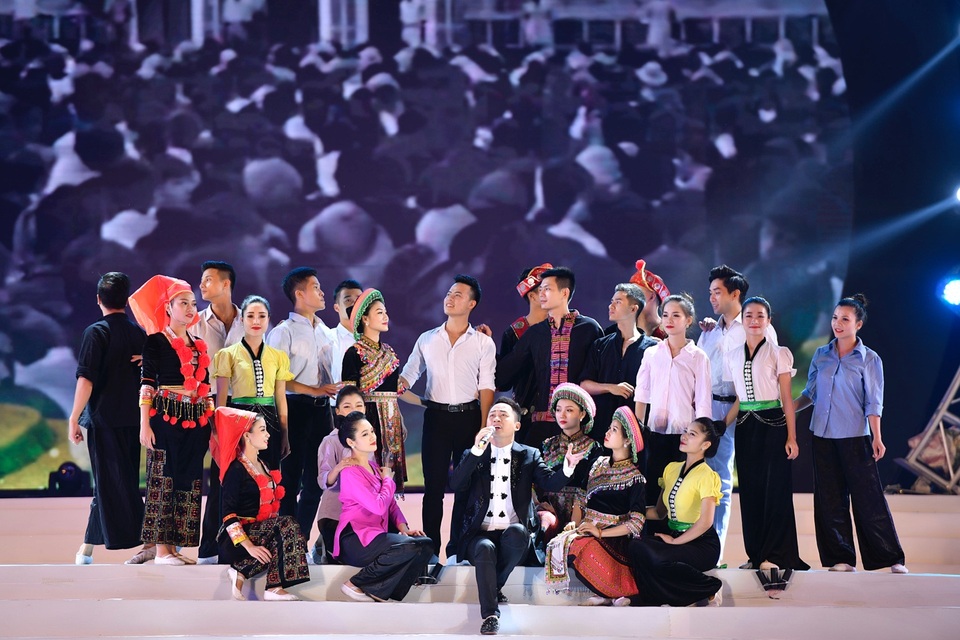 Đêm nghệ thuật kỷ niệm 60 năm Bác Hồ thăm Yên Bái tràn đầy cảm xúc, nhớ thương - 4 “Lời người vọng vang” không chỉ khắc họa hình ảnh Bác thăm Yên Bái, mà còn nói lên tình cảm, mong ước của Bác đối với đồng bào các dân tộc Yên Bái.