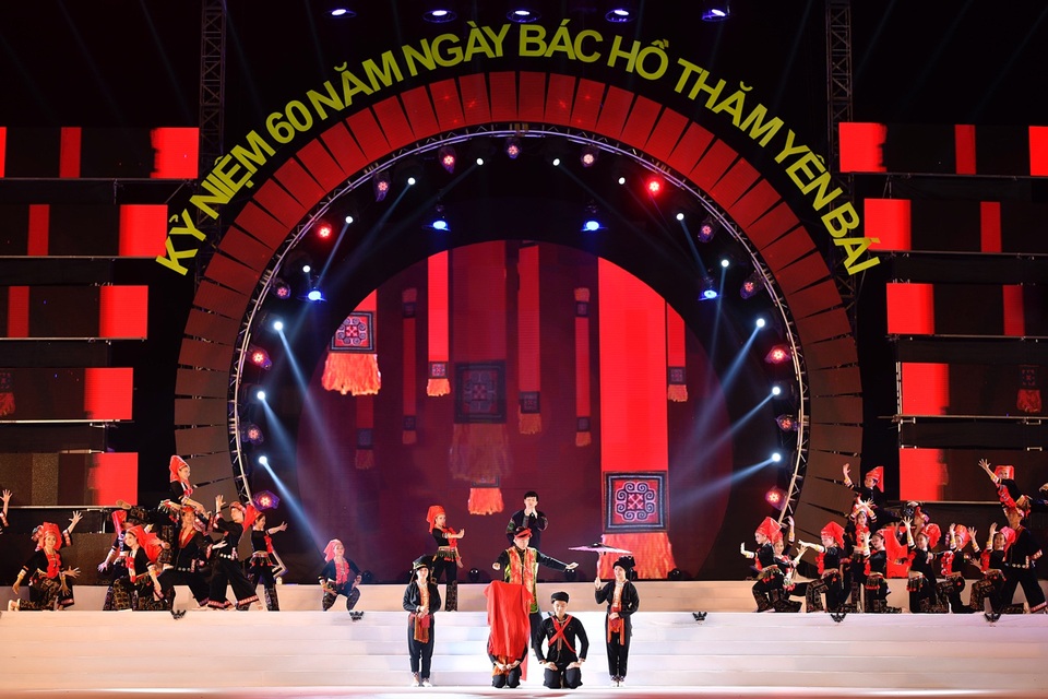 Đêm nghệ thuật kỷ niệm 60 năm Bác Hồ thăm Yên Bái tràn đầy cảm xúc, nhớ thương - 5 Ca sĩ Hồ Quang Hiếu với ca khúc “Xuân về trên rừng núi” cùng tái hiện hình ảnh đám cưới người Dao đỏ.