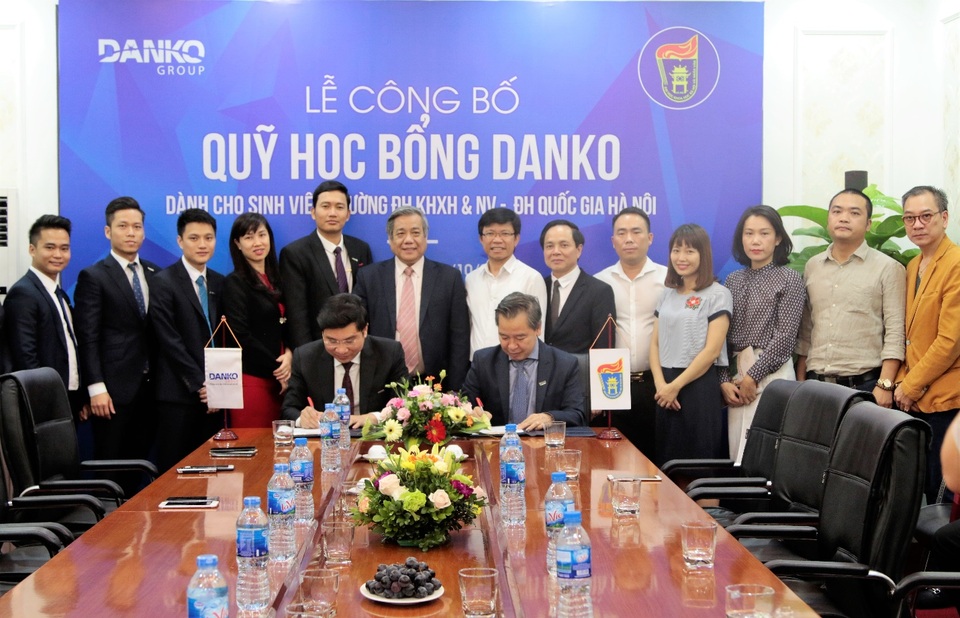 Danko Group công bố quỹ học bổng trị giá 1 tỷ đồng dành cho sinh viên - 1
Buổi kí kết có sự tham dự của đông đảo CBNV, giảng viên trường ĐH KHXH&NV cùng Tập đoàn Danko