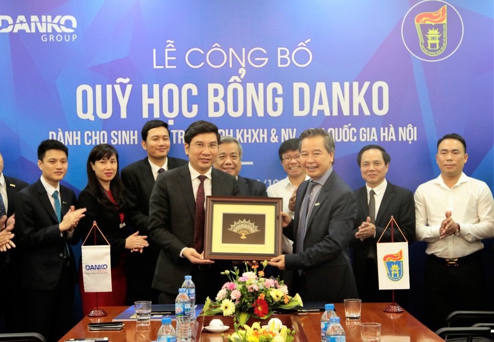 Danko Group công bố quỹ học bổng trị giá 1 tỷ đồng dành cho sinh viên - 5 Sau khi kí kết nhận quỹ học bổng cho các sinh viên xuất sắc, GS.TS Phạm Quang Minh tặng món quà lưu niệm cho Tập đoàn Danko