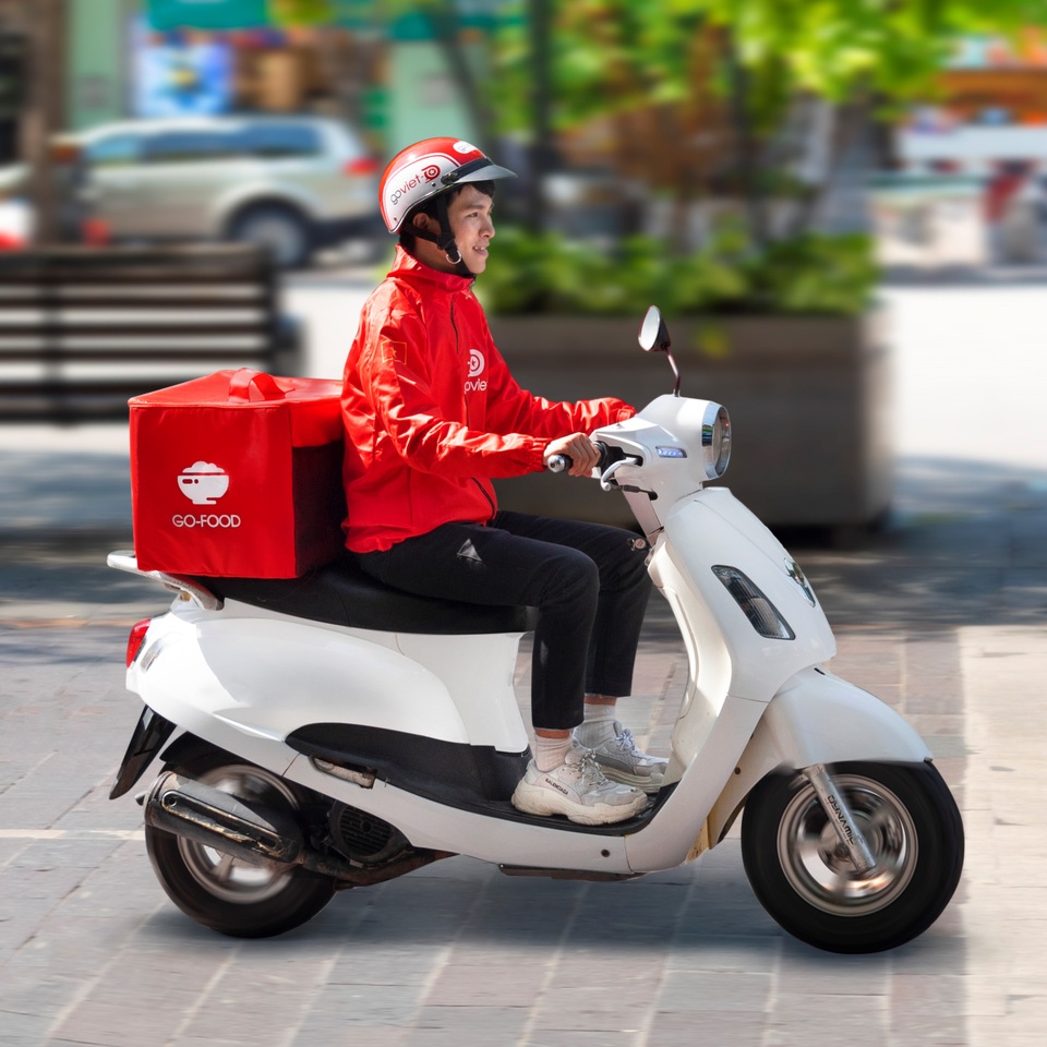 Sắc đỏ đặc trưng của GO-VIET hiện diện tại khắp các địa điểm ăn uống phổ biến.