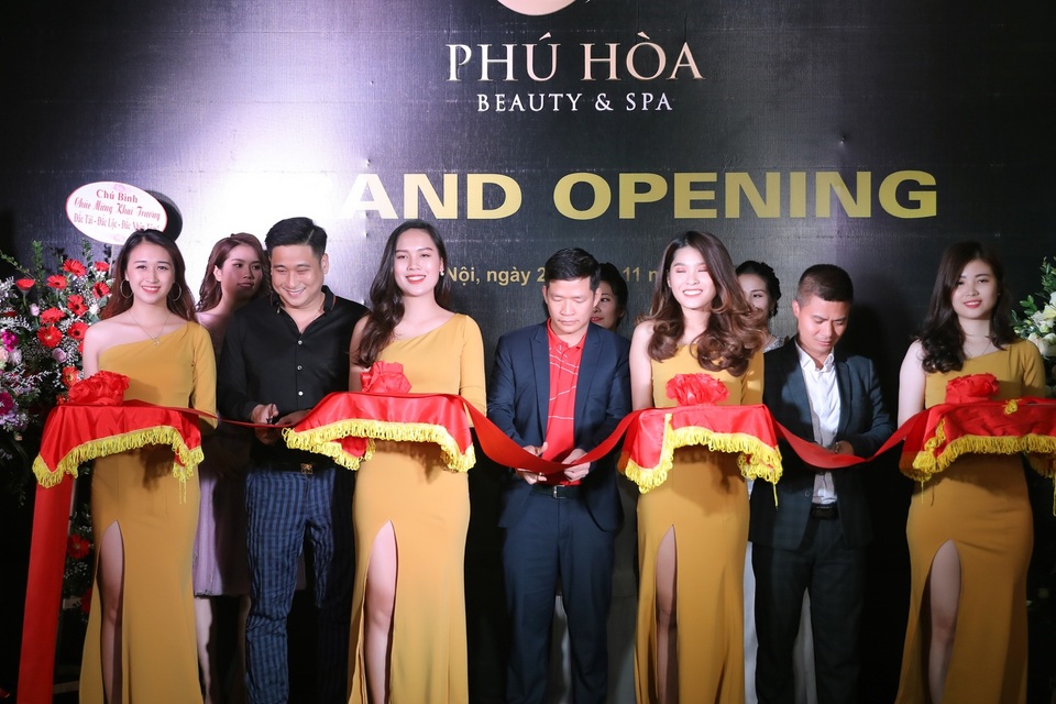 Diễn viên Minh Tiệp mở spa, hội tụ bác sĩ đầu ngành về chăm sóc sắc đẹp - 1 Phú Hoà beauty spa do Minh Tiệp kết hợp kinh doanh cùng Tiến sĩ, bác sĩ Nguyễn Phú Hoà và Thạc sĩ- bác sĩ, chuyên gia da liễu Ngô Thế Liêm.