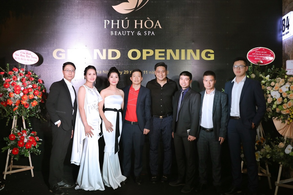 Diễn viên Minh Tiệp mở spa, hội tụ bác sĩ đầu ngành về chăm sóc sắc đẹp - 2 Minh Tiệp cùng các đối tác và đội ngũ bác sĩ hàng đầu trong lĩnh vực chăm sóc sắc đẹp tại sự kiện