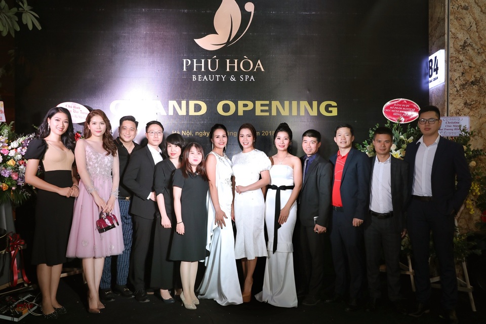 Diễn viên Minh Tiệp mở spa, hội tụ bác sĩ đầu ngành về chăm sóc sắc đẹp - 3 Vợ chồng Minh Tiệp chụp hình lưu niệm cùng đối tác, bạn bè, người thân dự khai trương spa