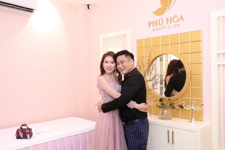 Diễn viên Minh Tiệp mở spa, hội tụ bác sĩ đầu ngành về chăm sóc sắc đẹp - 4 Cả hai luôn dành cho nhau những cử chỉ thân mật, tình cảm. Thuỳ Dương sẽ hỗ trợ đắc lực Minh Tiệp trong việc kinh doanh spa