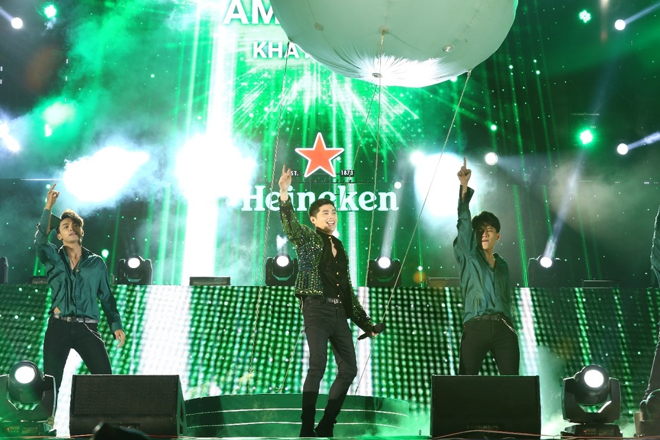 Shane Filan bùng nổ trong lần đầu đón giao thừa tại Hà Nội - Ảnh 4. Shane Filan bùng nổ trong lần đầu đón giao thừa tại Hà Nội - Ảnh 4.