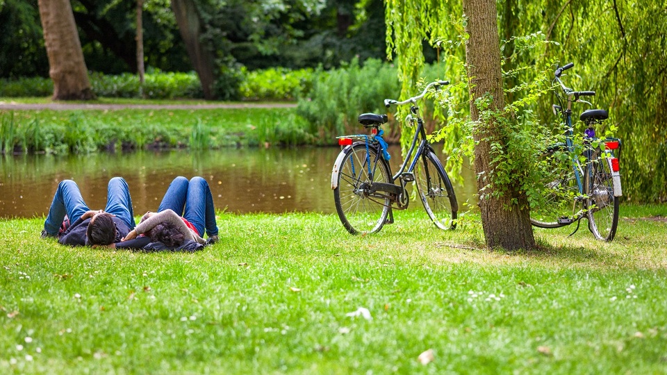 “Sức hút” phong cách sống châu Âu với người trẻ Việt - 2 Người châu Âu ưa chuộng lối sống thân thiện với môi trường và giao hòa cùng thiên nhiên