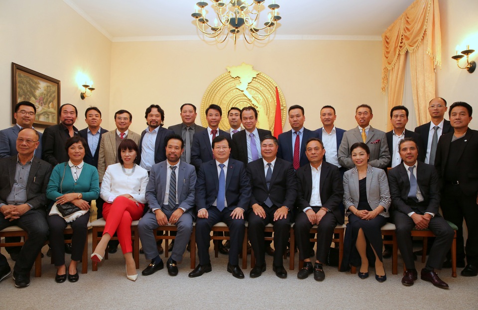 “Gặp khó khăn, vướng mắc về đầu tư, cứ gọi điện thẳng cho Phó Thủ tướng!” - 1 Phó Thủ tướng và đại diện các DN của Việt kiều tại Đức. Ảnh: VGP